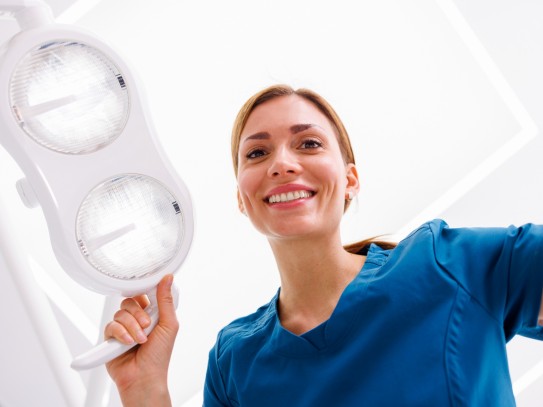 Ärztin hält Lampe